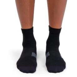 On Running On Ultralight Mid Sock Women - Black & White -On Running Store on running ultralight mid sock women black white 2 1264059