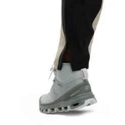 On Running On Storm Pants Women - Pearl & Black 20 On Running On Storm Pants Women - Pearl & Black -On Running Store on storm pants women pearl black 9 1300855