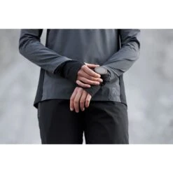 On Running On Trail Breaker Women Long Sleeve Running Shirt - Dark & Black -On Running Store on trail breaker women long sleeve running shirt dark black 10 949090